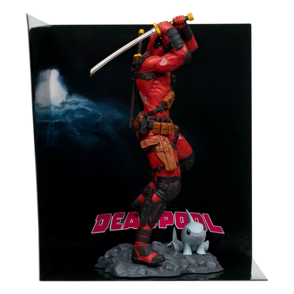 Statuette Deadpool McFarlane Toys vue de face avec socle diorama