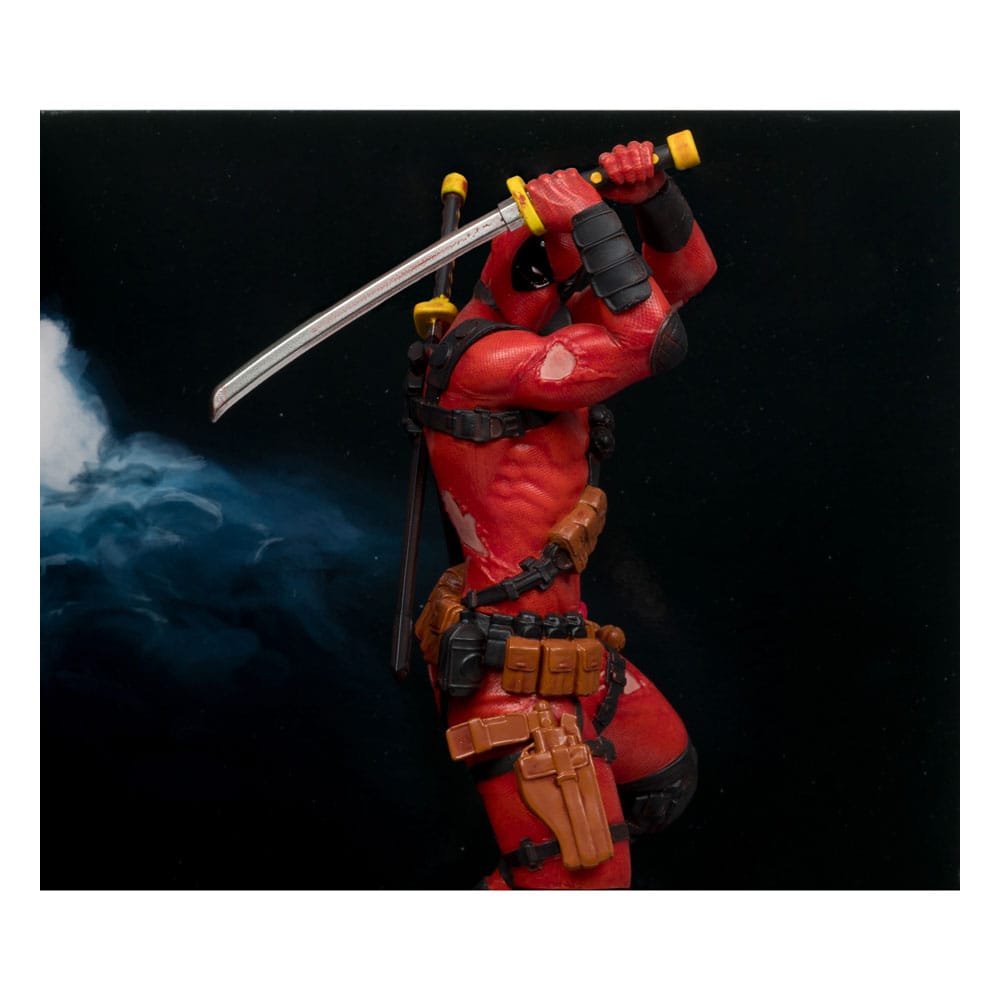 Deadpool McFarlane Toys, vue de côté, posant avec ses katanas