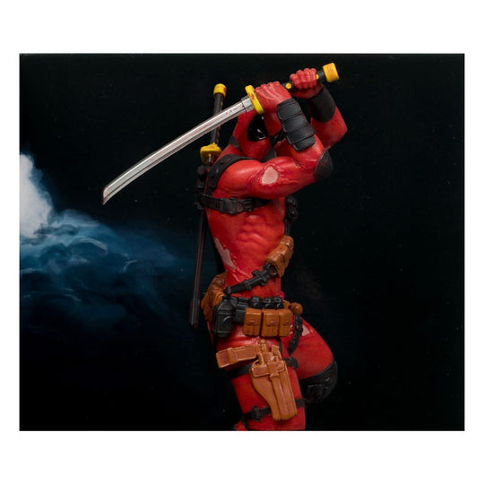Deadpool McFarlane Toys, vue de côté, posant avec ses katanas