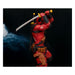 Deadpool McFarlane Toys, vue de côté, posant avec ses katanas