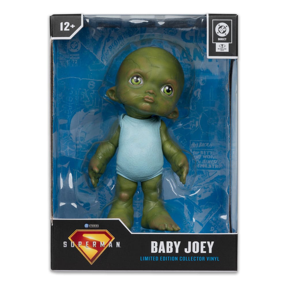 Gros plan sur la statuette vinyle Baby Kaiju de McFarlane Toys