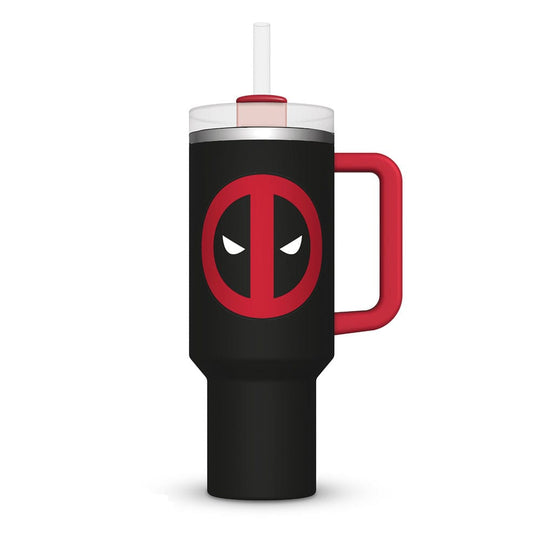 Gobelet en métal isotherme Deadpool avec logo rouge et noir, capacité 1130 ml, sur fond neutre.