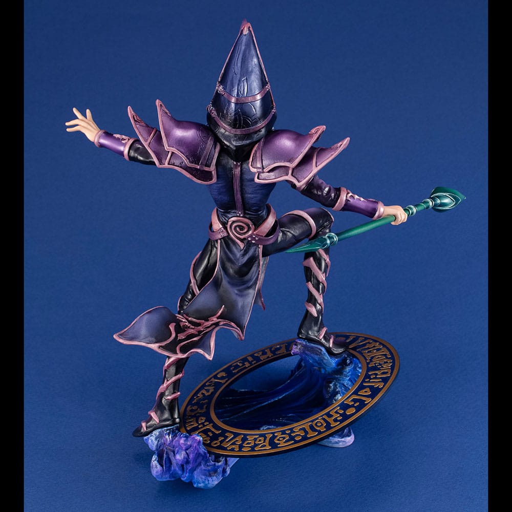 Statuette PVC Dark Magician The Fated Duel en action, par Megahouse