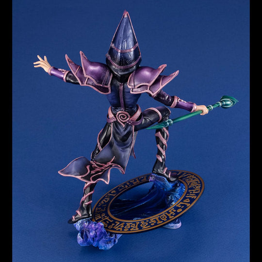 Statuette PVC Dark Magician The Fated Duel en action, par Megahouse