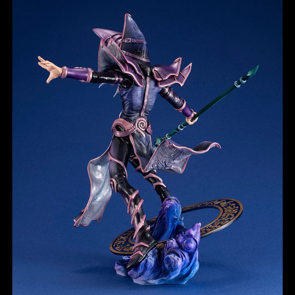 Détail du visage et du bâton mystique du Dark Magician, figurine Yu-Gi-Oh!