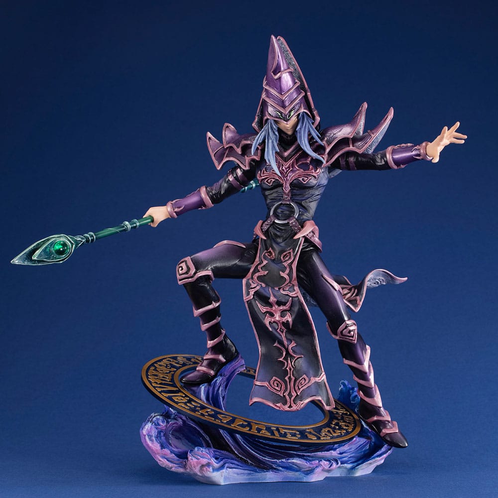 Vue latérale de la figurine Dark Magician The Fated Duel, 23 cm