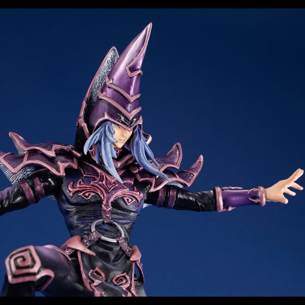 Figurine Dark Magician The Fated Duel Megahouse, vue d'ensemble avec socle