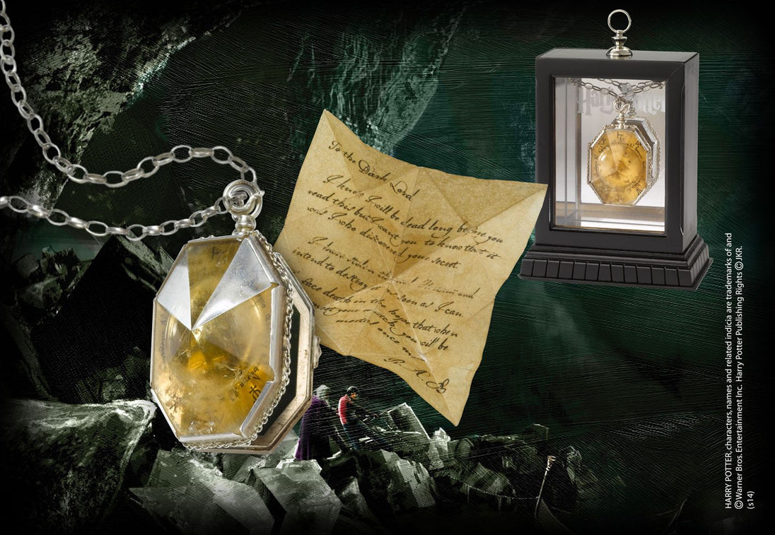 Réplique officielle du médaillon de Salazar Serpentard Harry Potter par Noble Collection, présenté sur son socle avec la chaîne.