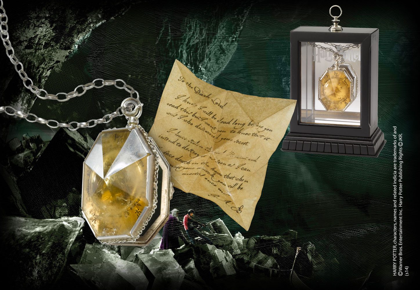 Réplique officielle du médaillon de Salazar Serpentard Harry Potter par Noble Collection, présenté sur son socle avec la chaîne.