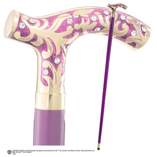 Réplique 1/1 de la canne du Joker de Suicide Squad par Noble Collection, montrant la poignée dorée incrustée de strass et le corps violet.