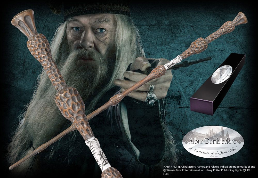 Réplique officielle de la baguette d'Albus Dumbledore par Noble Collection, présentée dans sa boîte de collection noire avec clip métal.