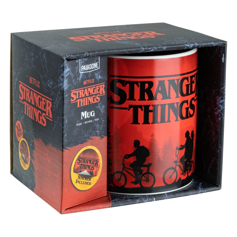 Détail du design du mug Stranger Things Paladone avec logo et personnages