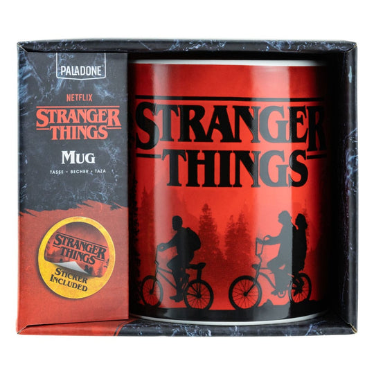 Mug Stranger Things et autocollant XL posés sur une surface, montrant la taille