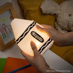 Gros plan sur la texture douce et 'squishy' de la lampe Crayola Glo