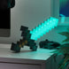 Lampe Épée Diamant Minecraft 40 cm, détail de la poignée et du pixel art