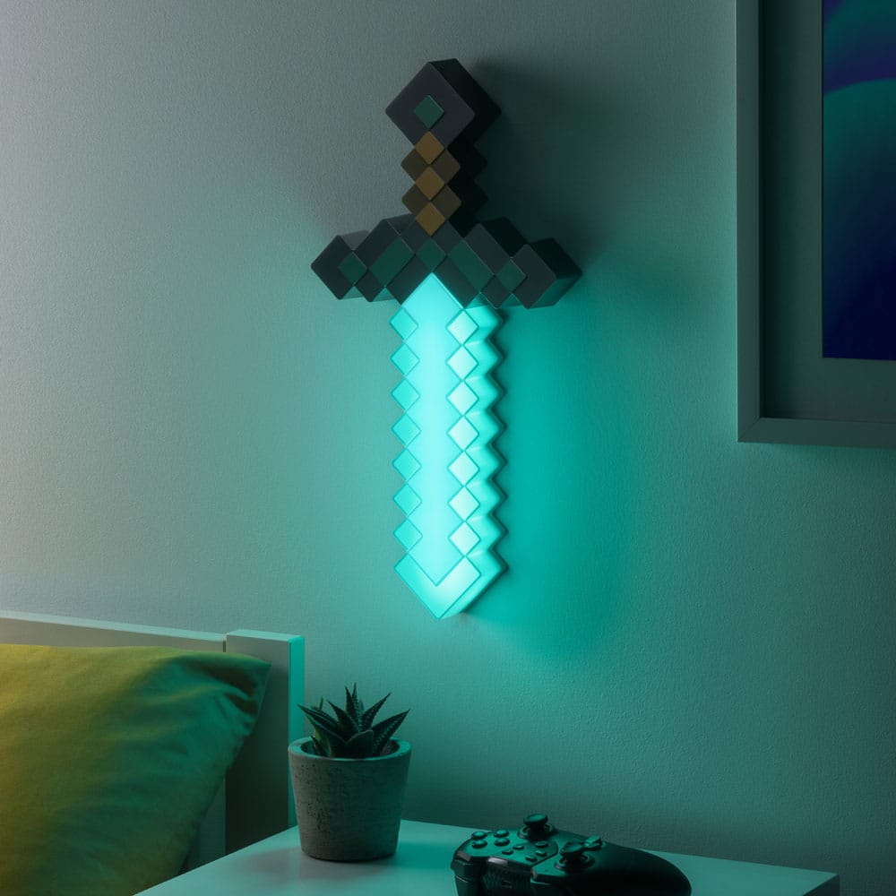 Lampe Épée Diamant Minecraft dans un setup gaming, éclairage d'ambiance