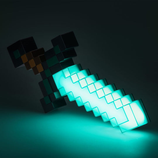 Lampe Épée Diamant Minecraft tenue à la main, pour échelle