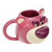 Mug Lotso Toy Story en céramique, avec une boisson chaude, ambiance cosy.