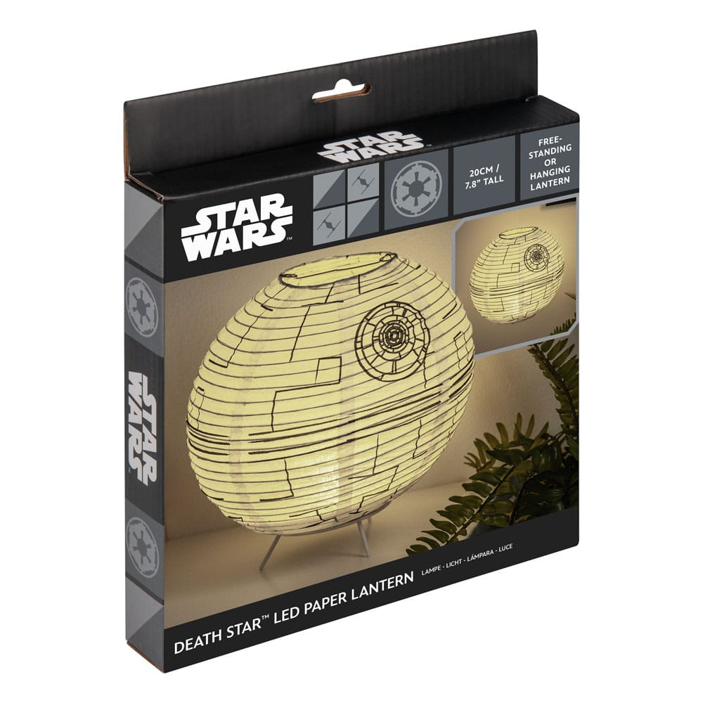 Lampe Star Wars Death Star 21 cm sur un bureau, créant une ambiance lumineuse