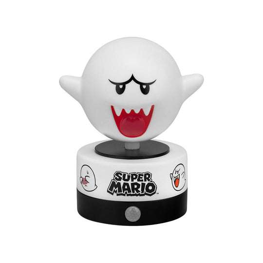 Lampe sonore Boo Super Mario de Paladone, allumée, posée sur une étagère.
