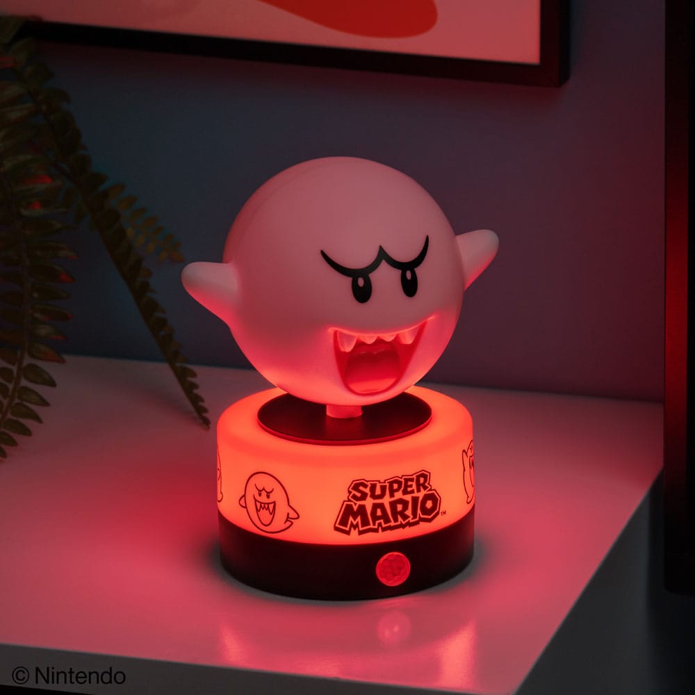 Gros plan sur la lampe Boo Super Mario, montrant les détails du visage et la lumière douce.