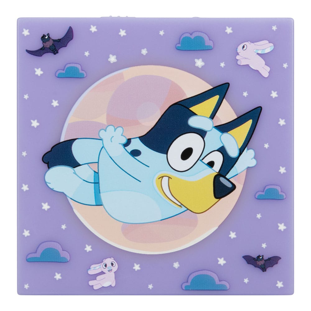 Veilleuse Bluey posée sur une table de chevet