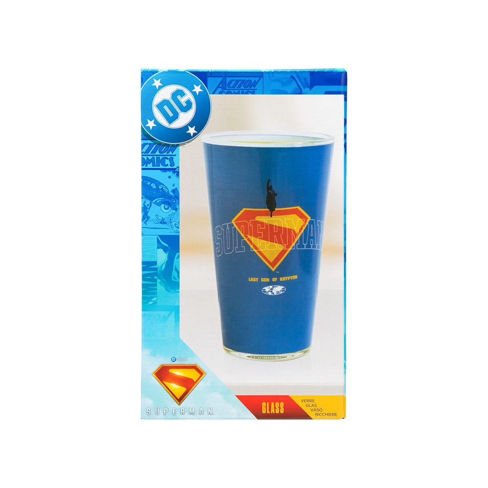 Verre Superman avec logo emblématique sur fond clair