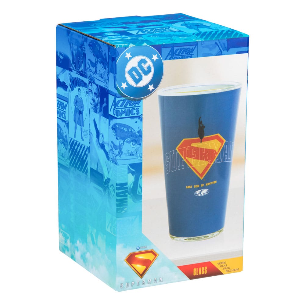 Détail du logo Superman rouge et jaune sur le verre à bière