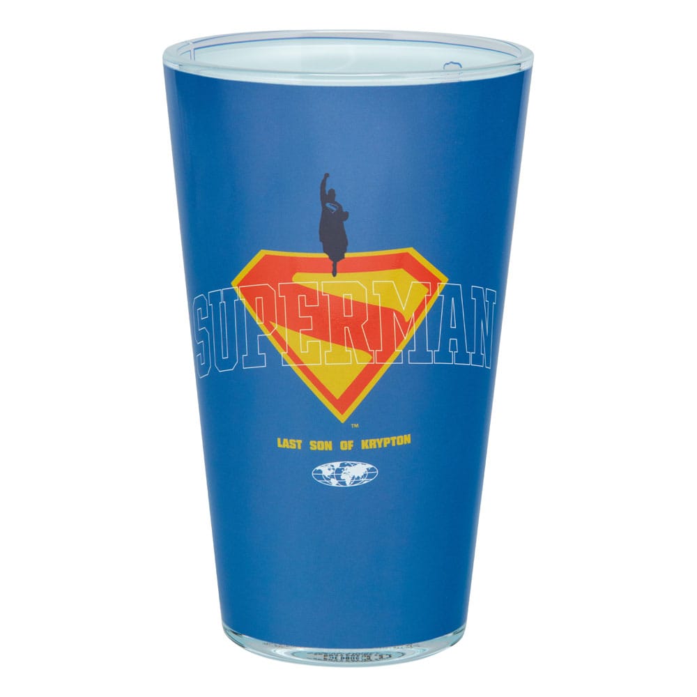 Verre à bière Superman Paladone rempli d'une boisson ambrée