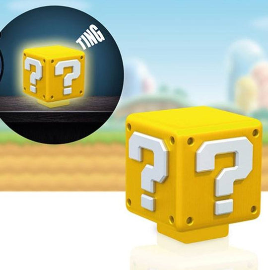 Veilleuse sonore Super Mario Question Block 8 cm Paladone allumée, émettant une lumière jaune douce