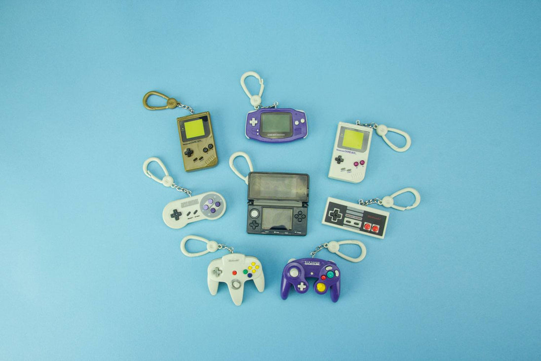 Gros plan sur un porte-clés Nintendo Mystery Bag représentant une console rétro