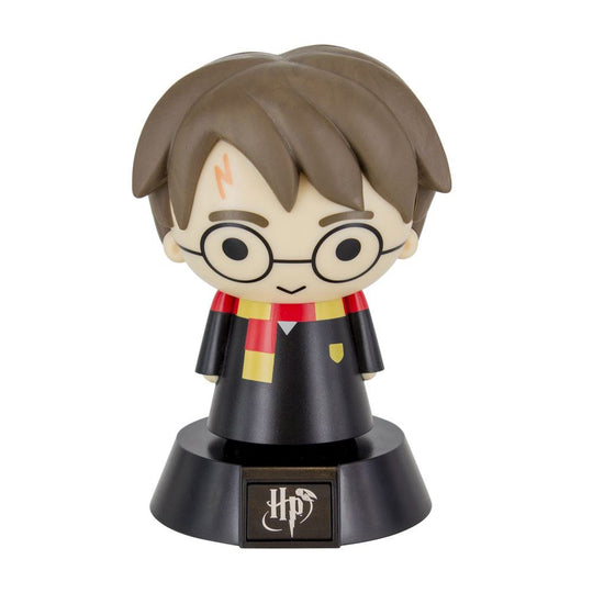 Veilleuse 3D Harry Potter Icon 10 cm allumée, émettant une lumière douce sur une table de chevet.