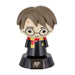 Veilleuse 3D Harry Potter Icon 10 cm allumée, émettant une lumière douce sur une table de chevet.