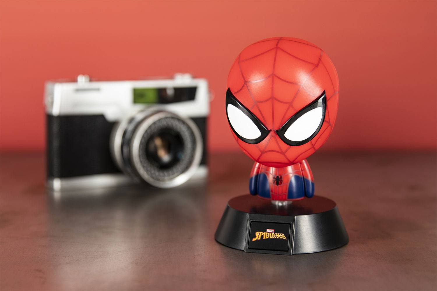 Veilleuse 3D Icon Spider-Man Paladone allumée, vue de face