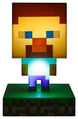 Veilleuse Steve Minecraft sur une table de chevet dans une chambre d'enfant