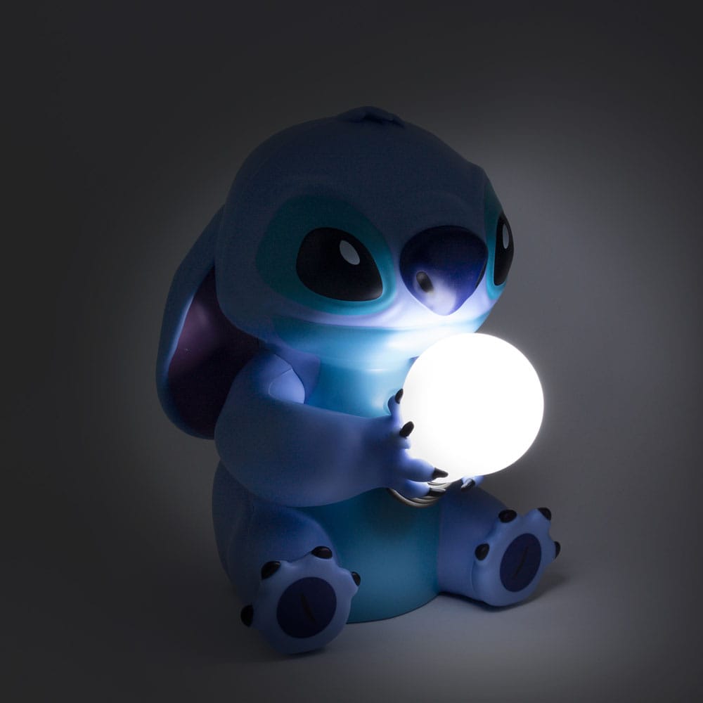 Lampe Stitch allumée, gros plan sur le corps de la figurine