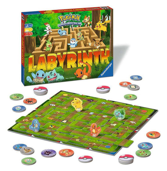 Gros plan sur les pions des personnages Pokémon (Pikachu, Salamèche, Carapuce) et les cartes du jeu Labyrinth