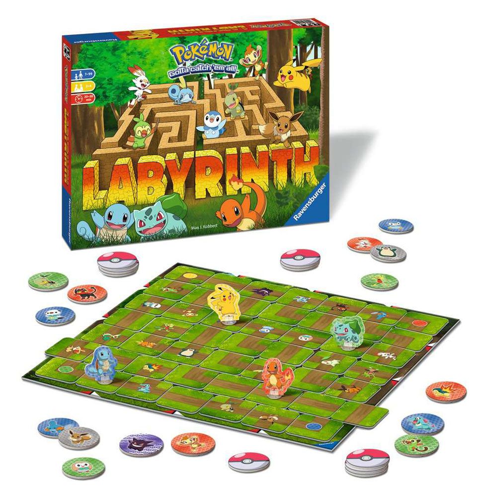 Gros plan sur les pions des personnages Pokémon (Pikachu, Salamèche, Carapuce) et les cartes du jeu Labyrinth
