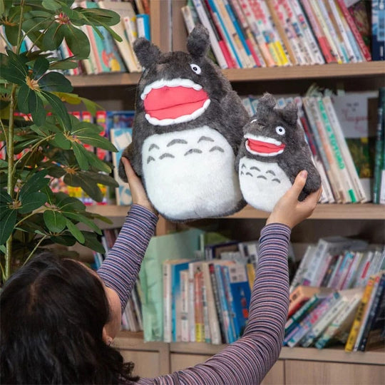 Gros plan sur la peluche Totoro Roaring Big M 29cm, mettant en valeur la qualité Semic