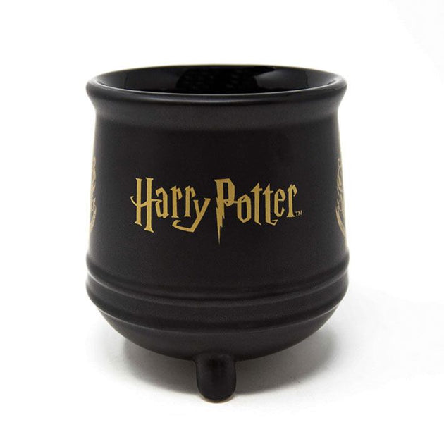 Détail du blason de Poudlard en relief sur le mug Harry Potter.