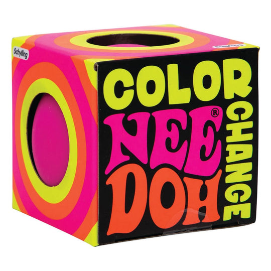 Gros plan sur une balle NeeDoh Color Changing montrant son changement de couleur.