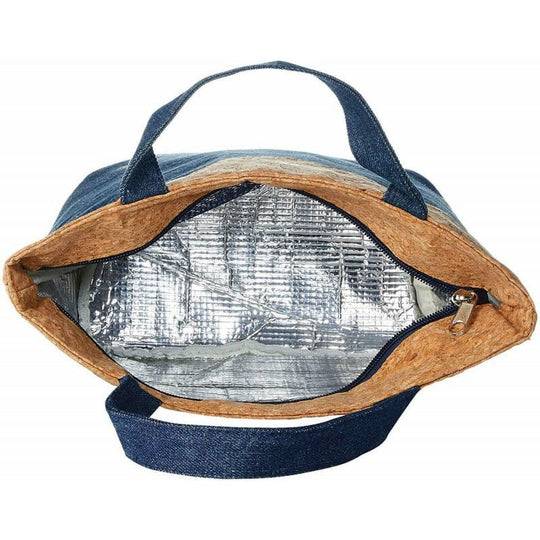 Sac à lunch Totoro porté comme un sac à main, illustrant sa polyvalence