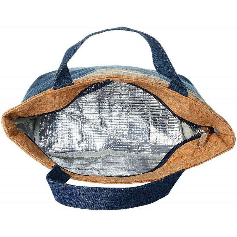 Sac à lunch Totoro porté comme un sac à main, illustrant sa polyvalence