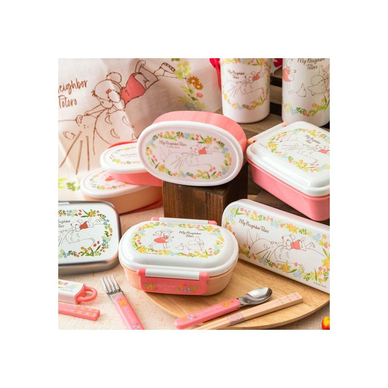 Enfant utilisant les couverts Totoro Skater pendant un repas