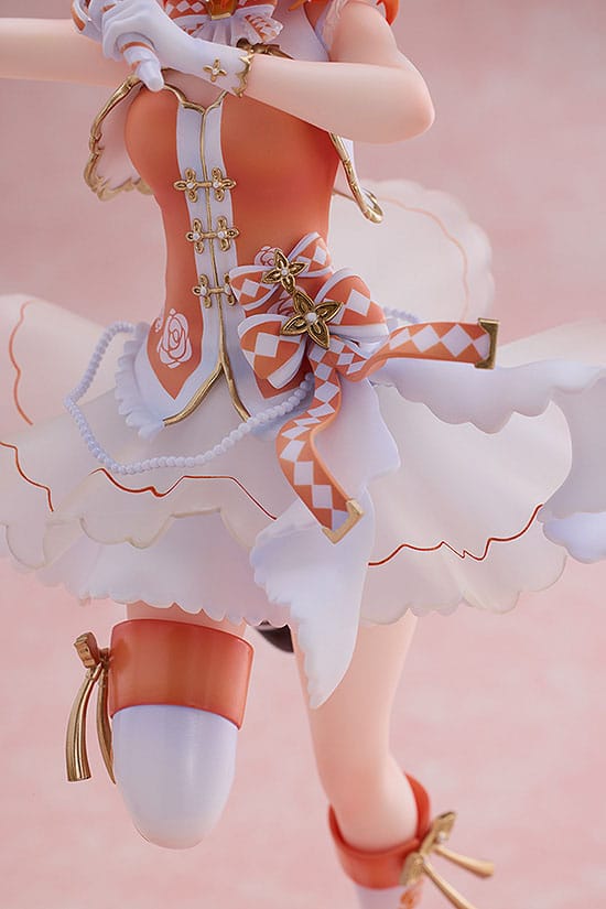 La statuette Kanon Shibuya de profil, mettant en valeur la pose