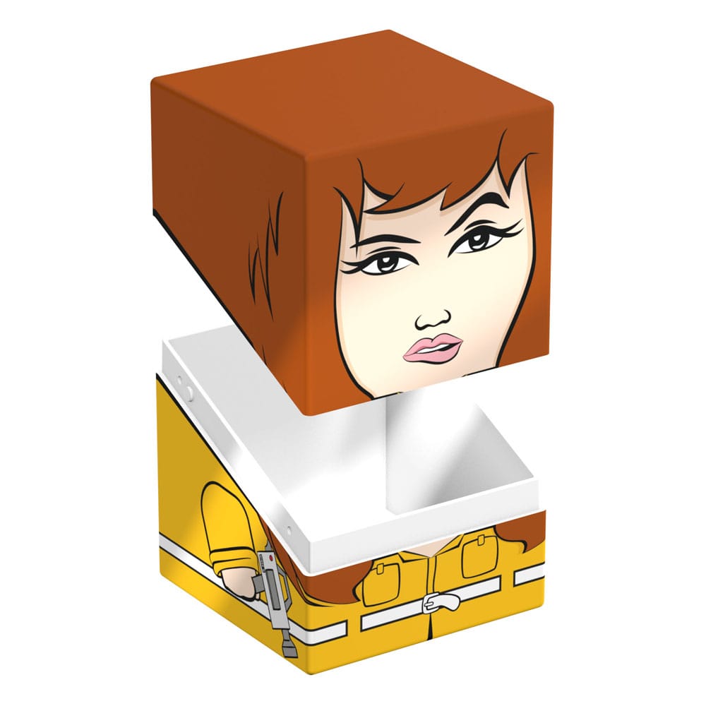 Squaroe April TMNT à côté d'un deck de cartes Magic: The Gathering