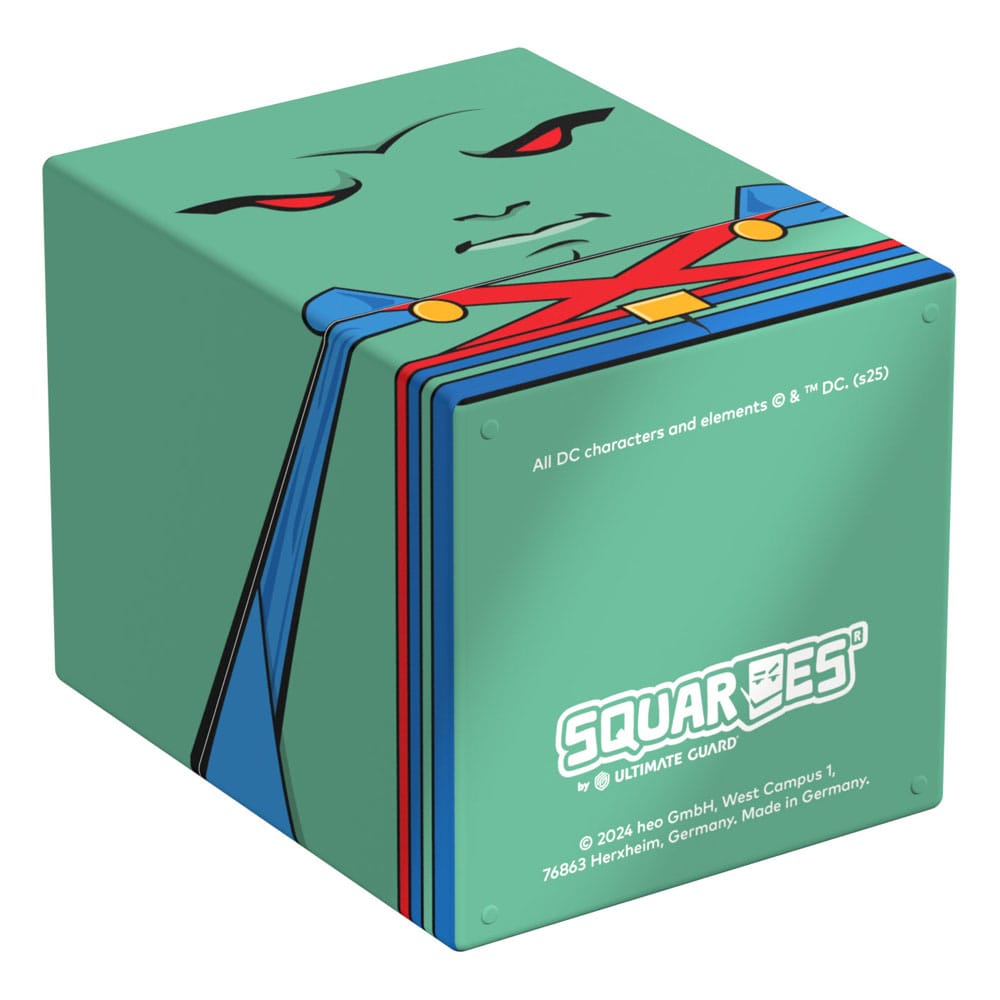 Squaroe Martian Manhunter posé à côté d'un deck de cartes TCG