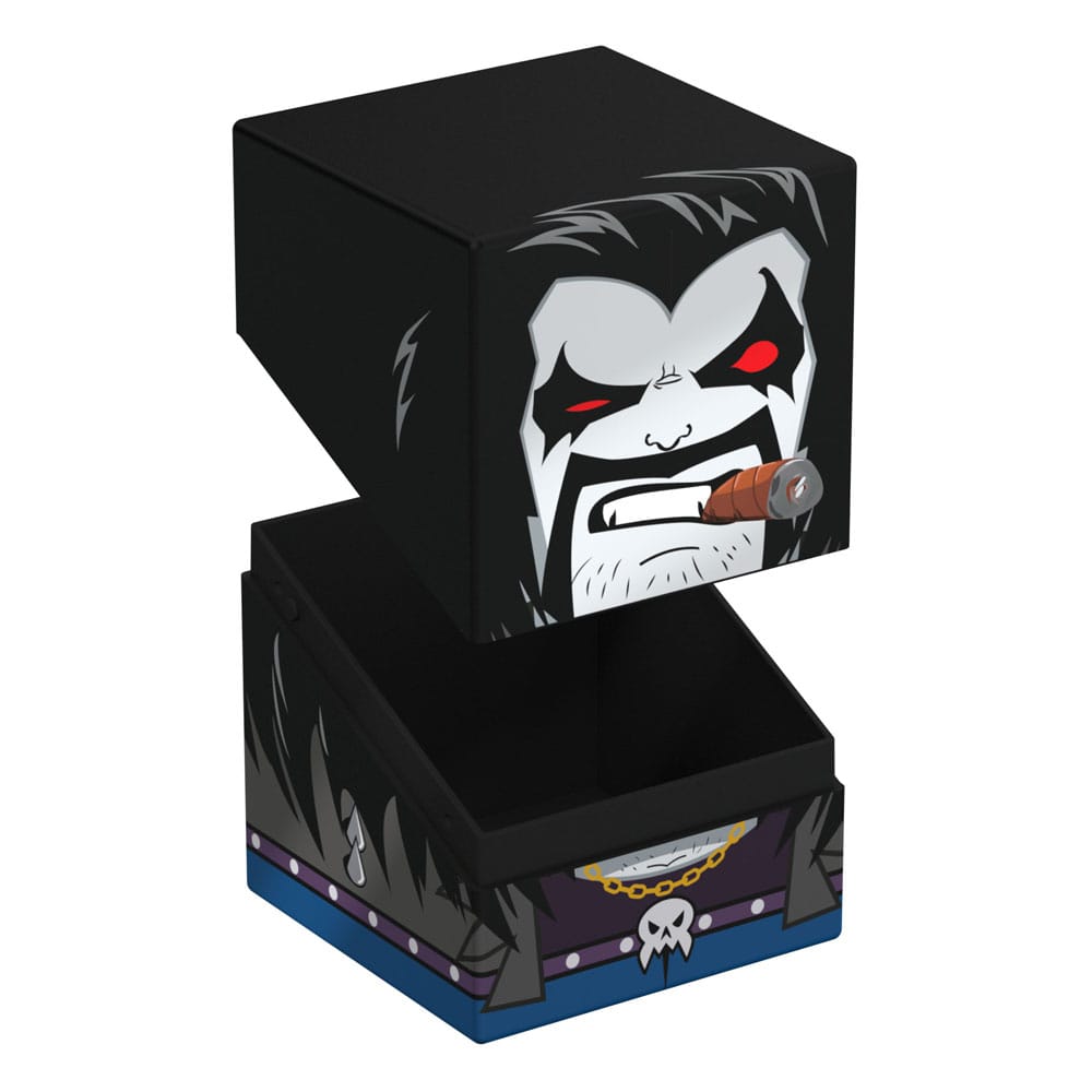 Squaroe DC Justice League JL013 - Deck box Lobo posée à côté d'autres accessoires de jeux de cartes.