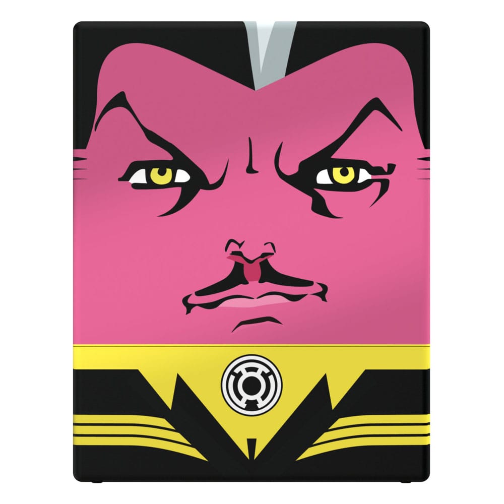 Squaroe Sinestro posé à côté d'un deck de cartes TCG