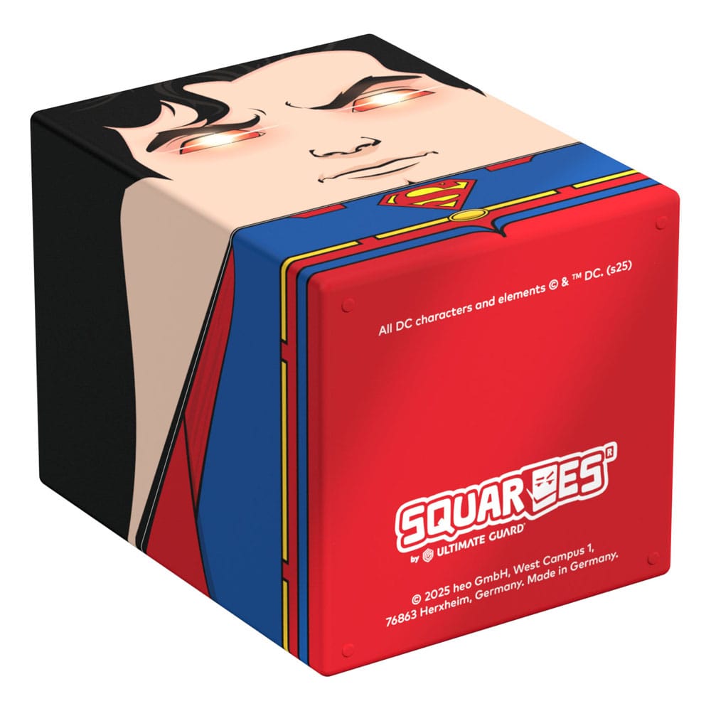 Squaroes Superman posée à côté d'autres accessoires de jeux